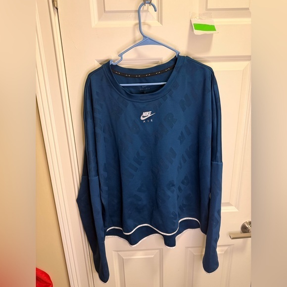 Nike Tops - Women’s Nike Crewneck Sweatshirt